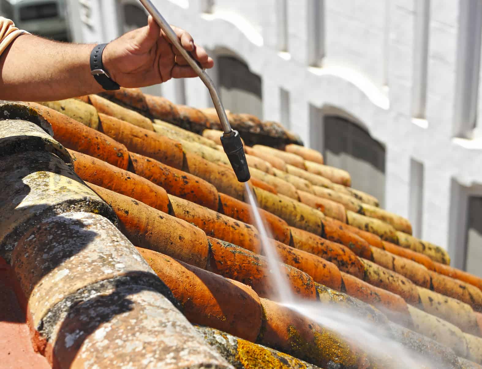 Comment nettoyer sa toiture de la pollution et des salissures
