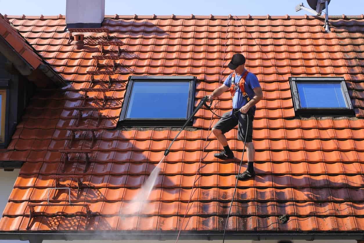 Nettoyage toiture : 14 étapes clés pour un résultat optimal